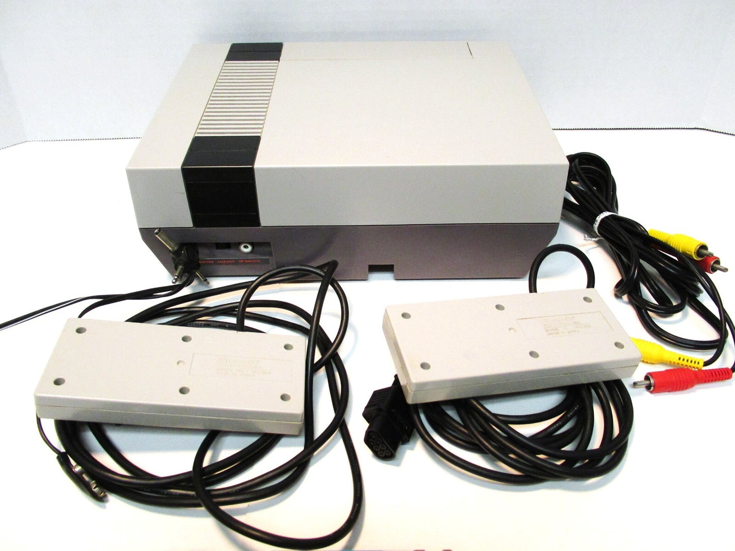 VINTAGE NINTENDO(ES) WITH MARIO 1, 2, AND 3 GAMES 2 CONTROLLERS ALL WORKING !!
