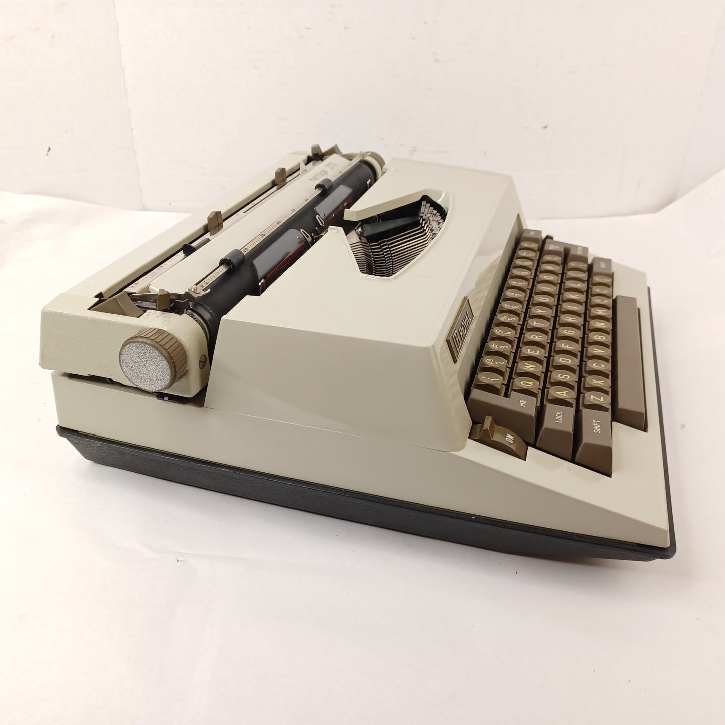 Vintage Heritage 370 Electric Typewriter With Case